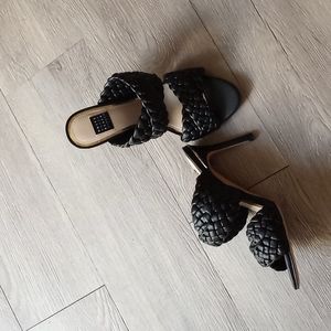Black woven slide size 6